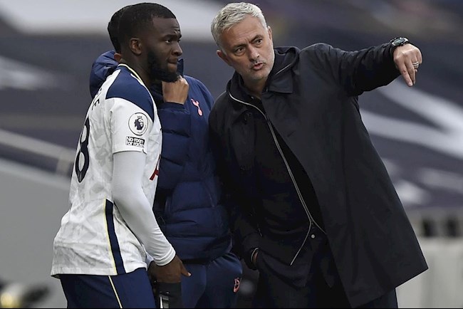 HLV Jose Mourinho vừa đấm vừa xoa bản hợp đồng kỷ lục của Tottenham
