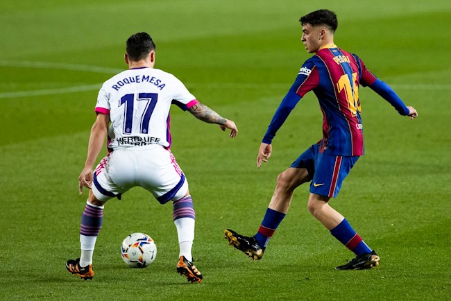 Pedri sở hữu cơ hội tốt nhất trong hiệp 1 với cú sút xa trúng cột dọc