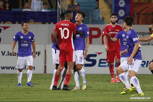 Pedro Paulo bóp cổ Thành Chung và phải nhận một thẻ vàng