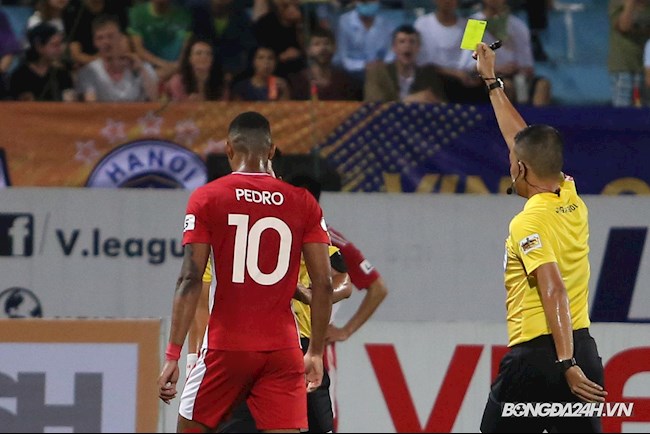 Pedro Paulo bóp cổ Thành Chung và phải nhận một thẻ vàng