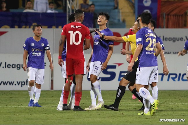 Pedro Paulo bóp cổ Thành Chung và phải nhận một thẻ vàng