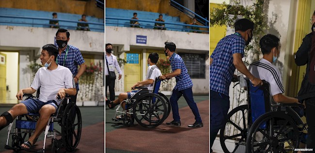 Do di chuyển khá khó khăn nên một thành viên CLB Hà Nội đã hỗ trợ Hùng Dũng di chuyển vào sân.