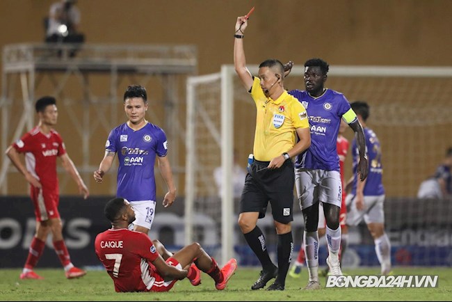 Không còn kéo quần, Đình Trọng góp công vào một tấm thẻ đỏ