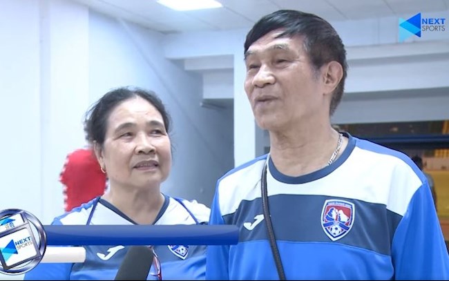 Xúc động: Hai CĐV hưu trí tặng cầu thủ Than Quảng Ninh...một tháng lương hưu