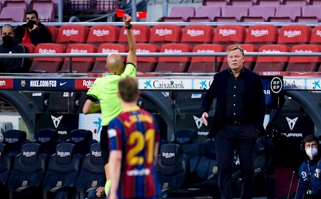 HLV Koeman nhận thẻ đỏ HLV Koeman nhận thẻ đỏ