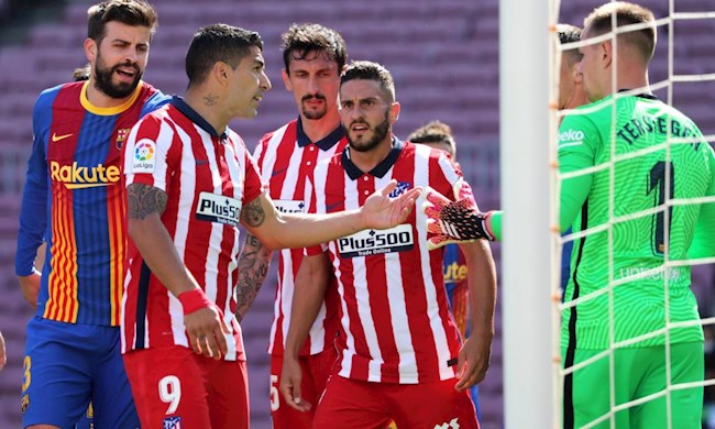 Thấy Suarez ăn vạ, Pique lập tức có hành động body shaming