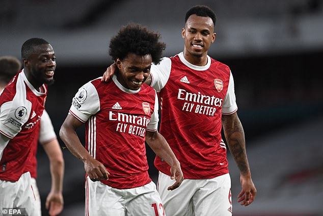 Willian ấn định chiến thắng 3-1 cho Arsenal bằng một tuyệt tác sút phạt Willian ấn định chiến thắng 3-1 cho Arsenal bằng một tuyệt tác sút phạt