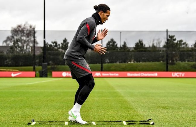 HLV Ronald de Boer đáp trả Klopp vụ Van Dijk