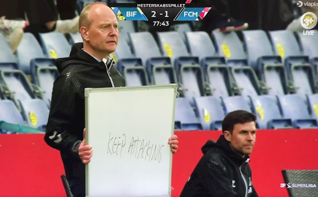 Cười bò với cách chỉ đạo của HLV Brondby tại giải VĐQG Đan Mạch