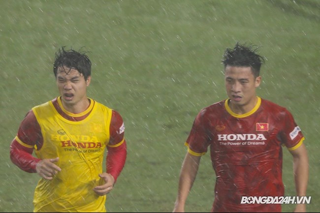 HLV Park Hang Seo cùng các học trò dầm mưa tập luyện