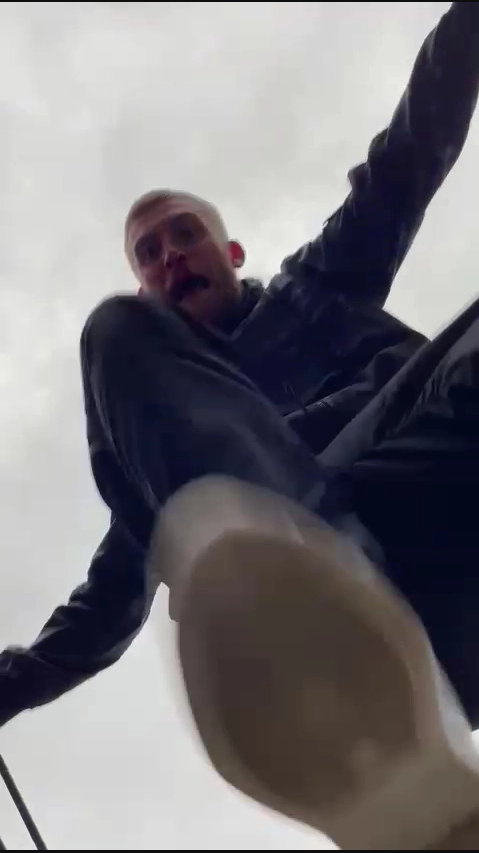 Oli McBurnie bị bắt sau khi tấn công NHM Oli McBurnie bị bắt sau khi tấn công NHM