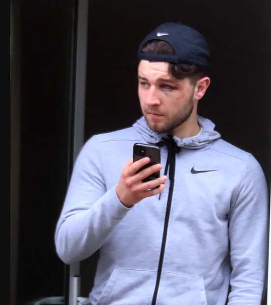 Oli McBurnie bị bắt sau khi tấn công NHM Oli McBurnie bị bắt sau khi tấn công NHM