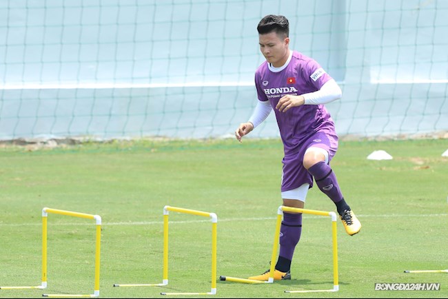 Quang Hải tập riêng trong buổi tập chiều 17/5 của ĐT Việt Nam