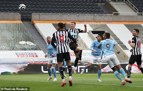 Krafth của Newcastle đánh đầu mở tỷ số trận đấu