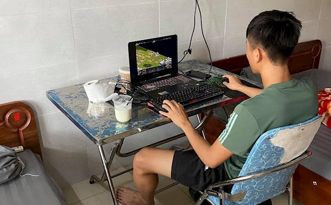 Phan Văn Đức say mê đánh Đế Chế trong thời gian cách ly hình ảnh Phan Văn Đức say mê đánh Đế Chế trong thời gian cách ly hình ảnh