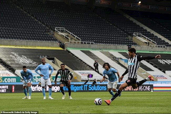 Newcastle có 2 bàn xuất phát từ chấm 11m