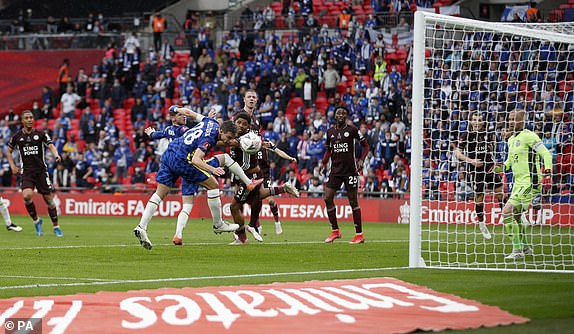 Azpilicueta chút nữa có bàn thắng ở tình huống này