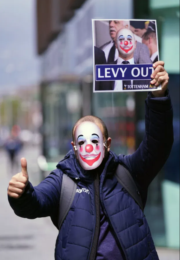 CĐV Tottenham phản đối Chủ tịch Daniel Levy CĐV Tottenham phản đối Chủ tịch Daniel Levy
