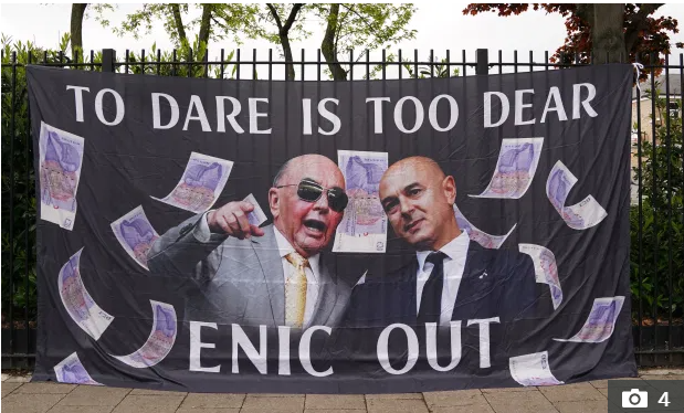 CĐV Tottenham phản đối Chủ tịch Daniel Levy CĐV Tottenham phản đối Chủ tịch Daniel Levy