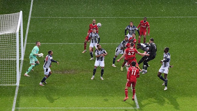 Alisson ghi bàn mang về 3 điểm cho Liverpool Alisson ghi bàn mang về 3 điểm cho Liverpool