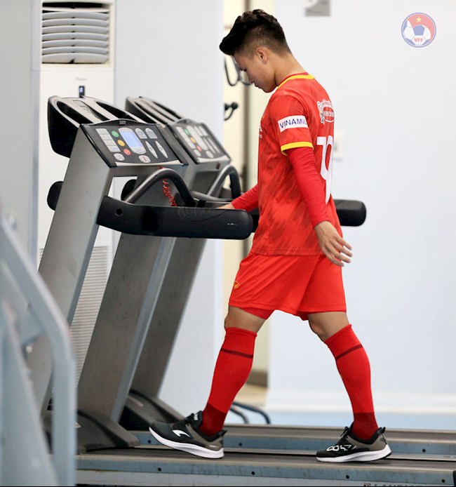 Quang Hải phải tập riêng trong buổi tập chiều 17/5 của ĐT Việt Nam