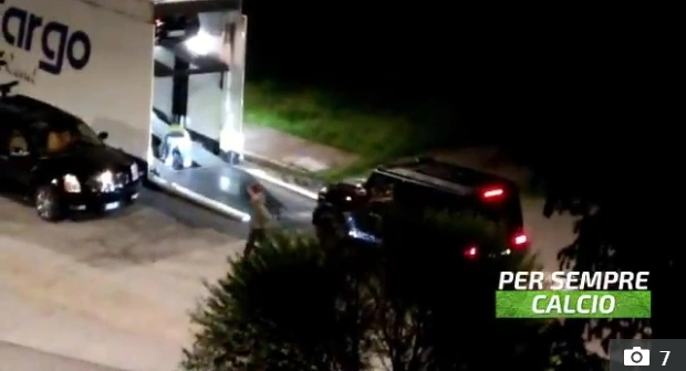 Một vài chiếc siêu xe của Ronaldo được đưa lên ô tô tải