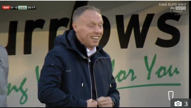 HLV Steve Cooper bị phân chim rơi vào người