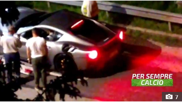 Một vài chiếc siêu xe của Ronaldo được đưa lên ô tô tải