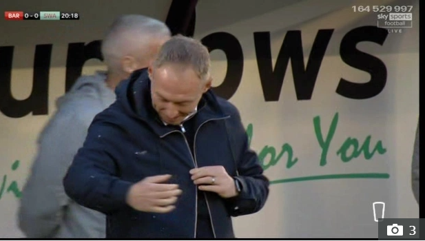 HLV Steve Cooper bị phân chim rơi vào người