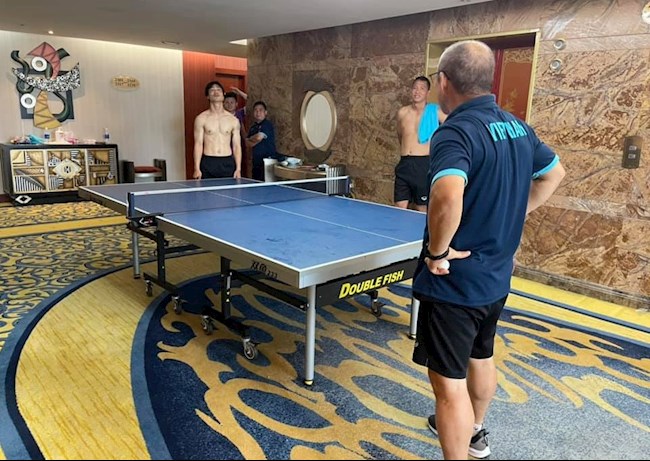 Công Phượng khoe bụng 6 múi khi đánh bóng bàn với thầy Park