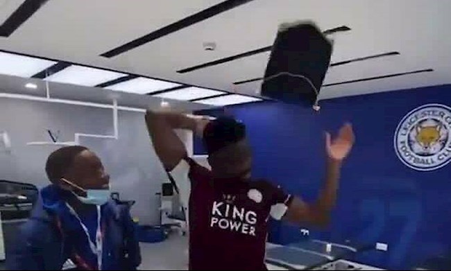 Daniel Amartey ném cờ hiệu của Chelsea sau trận CK FA Cup