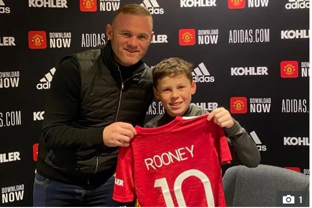 Con trai Rooney ký hợp đồng với MU