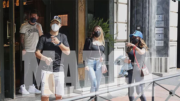 Vợ chồng Messi và Suarez đi ăn cùng nhau Vợ chồng Messi và Suarez đi ăn cùng nhau