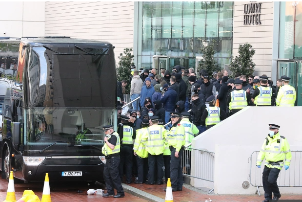 CĐV MU vây quanh xe buýt của đội nhà bên ngoài khách sạn