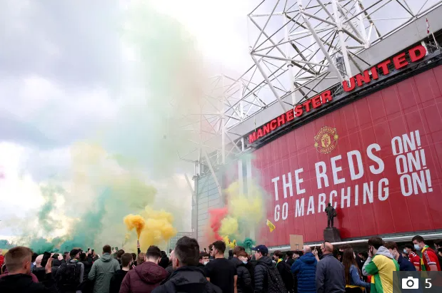 CĐV MU vây quanh xe buýt của đội nhà bên ngoài khách sạn