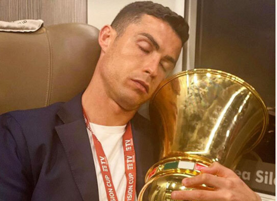 Cristiano Ronaldo lên mạng xã hội xin lời khuyên từ NHM