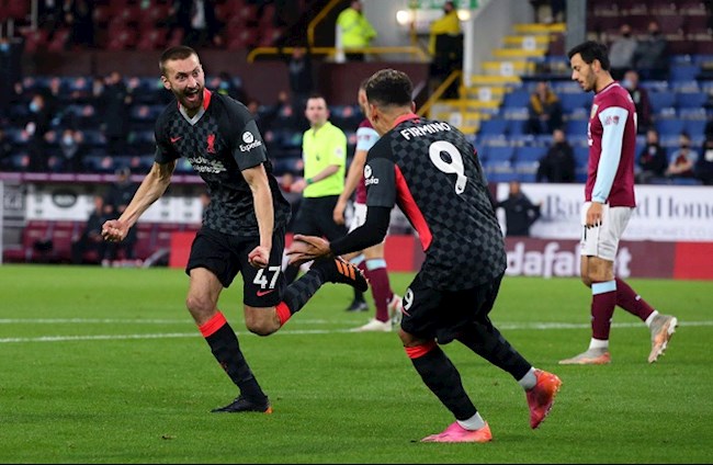 Nathaniel Phillips chơi xuất sắc trước Burnley