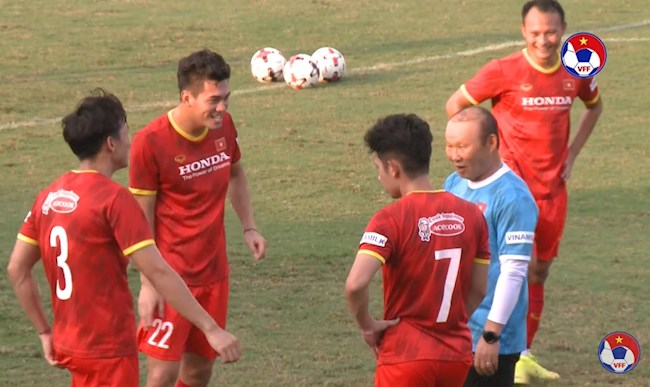 HLV Park Hang Seo thở không ra hơi trong bài tập bóng ma với học trò