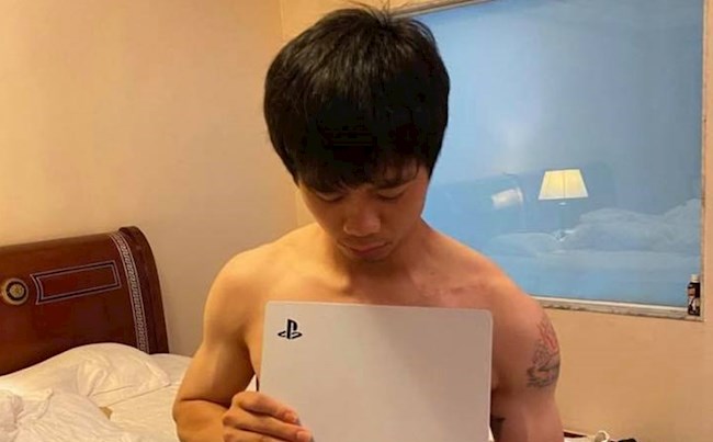 Công Phượng, Văn Toàn đầu tư PS5 trước ngày lên đường sang UAE