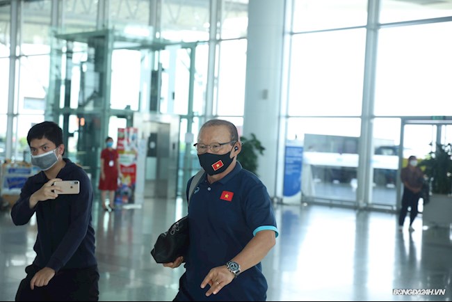 HLV Park Hang Seo ra sân bay