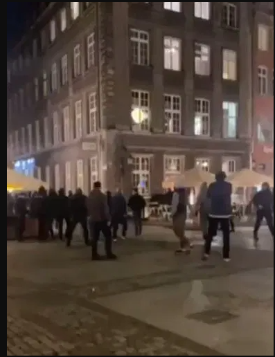 3 CĐV MU bị thương sau cuộc tấn công của người dân bản địa 3 CĐV MU bị thương sau cuộc tấn công của người dân bản địa