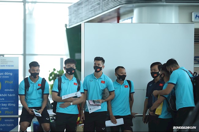 Các tuyển thủ đứng chờ làm thủ tục check-in tại sân bay