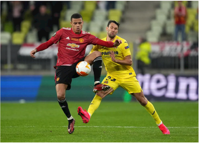 Mason Greenwood cũng rất chịu khó di chuyển và tranh chấp bóng