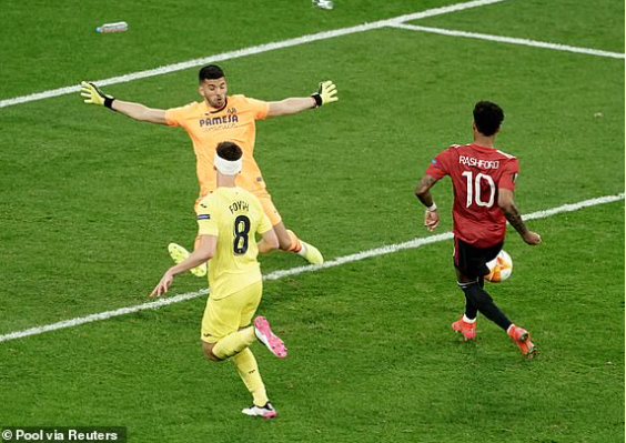 MU sau đó dồn toàn lực tìm bàn gỡ