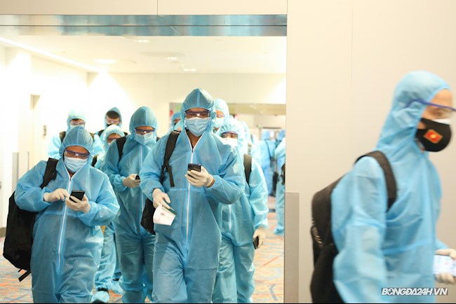 Thầy Park xắn tay đôn đốc để ĐT Việt Nam sớm rời sân bay Dubai