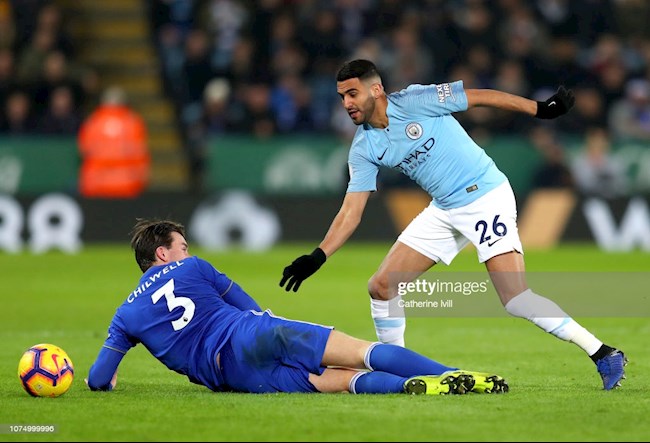 Ben Chilwell và Mahrez trong một lần đụng độ