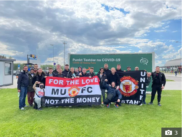 Nhóm CĐV MU đã mắc kẹt ở Ba Lan