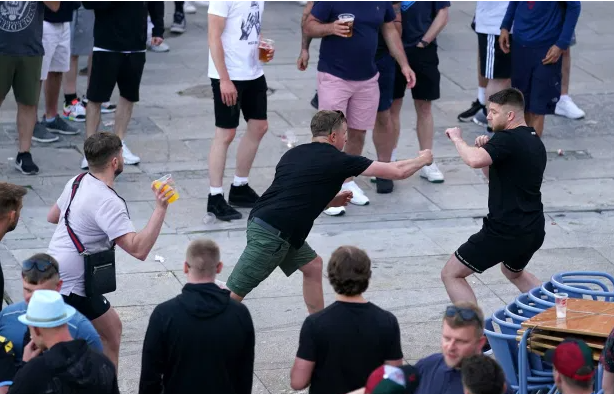 CĐV Man City và Chelsea choảng nhau trên đất Bồ Đào Nha