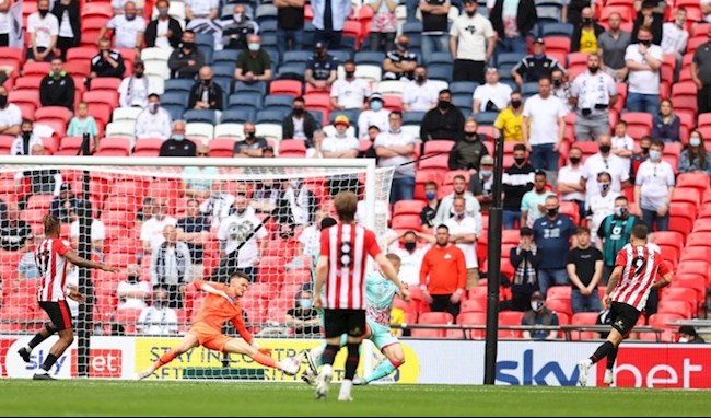 Brentford nâng tỷ số lên 2-0 sau một đợt phản công nhanh