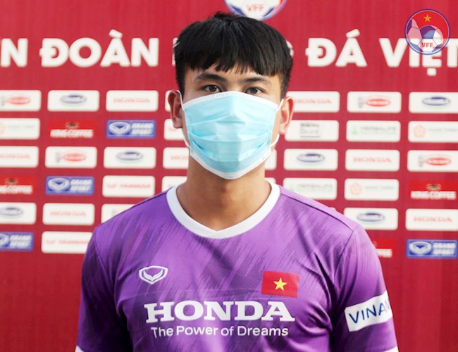 Tiền vệ Văn Công trả lời phỏng vấn chiều ngày 28/5.